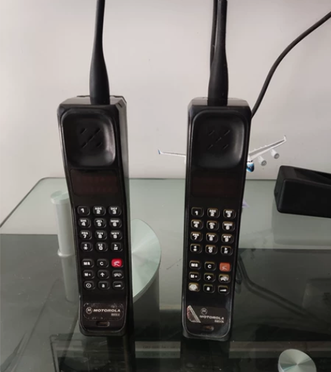 摩托罗拉旧手机2部 收藏品  看好在拍不退...