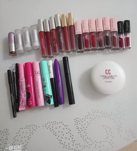 图一，四个口红，十四个唇彩，三个眼线笔，七...