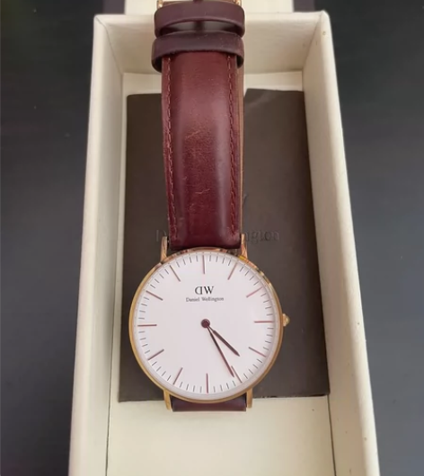dw手表女  丹尼尔惠灵 放在手表盒里，家...