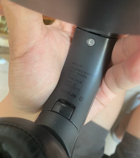 索尼头戴式降噪耳机，年代较久，外观破损严重...