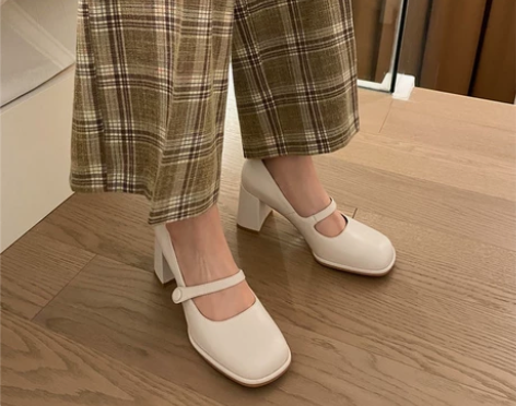 复古玛丽珍鞋 一次都没有穿过 感兴趣的话点...