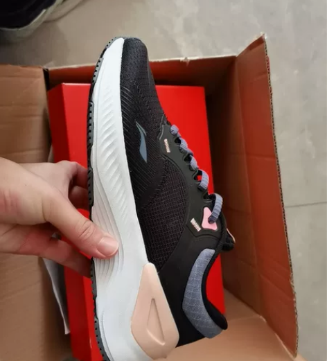 李宁女式运动鞋,全新没穿过,送人的,人家没...