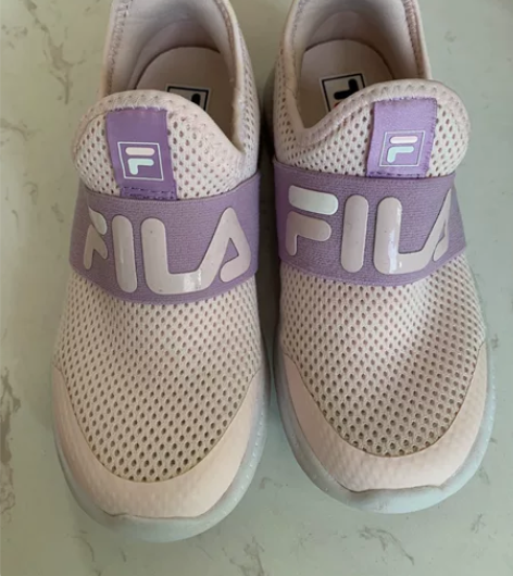 斐乐fila一脚蹬女童鞋，没穿几次，鞋底都...