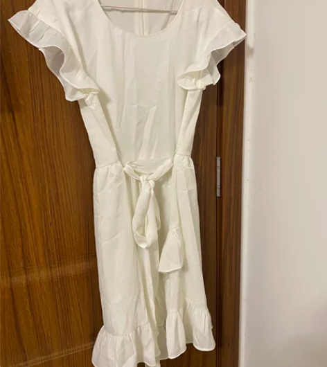 纯白色荷叶边连衣裙 尺码:M仅拍照穿过一次