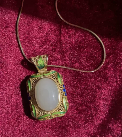 和田玉烧蓝精美吊坠 和田玉温润，烧蓝精美。...