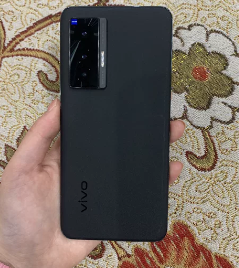 出一台vivox70 黑色今年三月份实体店...