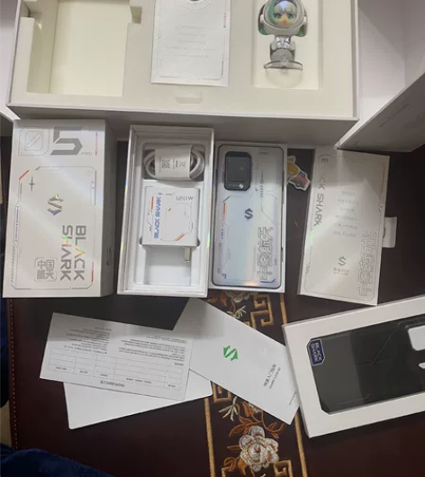 黑鲨5pro航天版 16+512手机无拆修...