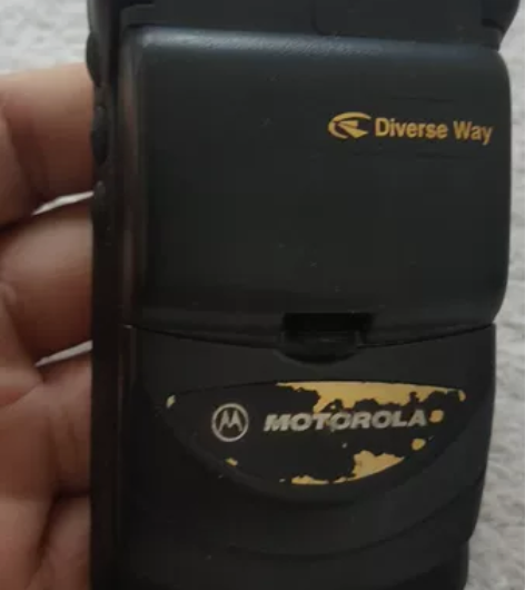 摩托罗拉翻盖手机，型号自己看，裸机目测键盘...