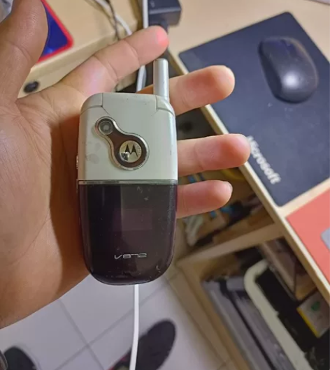 摩托罗拉翻盖手机,一代经典。 感兴趣的话点...