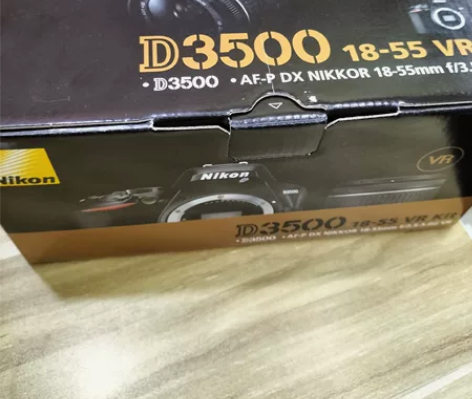 出尼康d3500+18-55套机。实体店柜...
