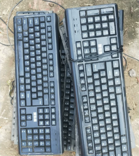 电脑健盘，收的公司倒闭的，其它己出，只剩健...