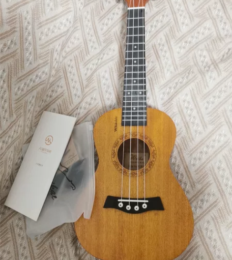 尤克里里，买来就没用过，配件齐全。低价包邮...