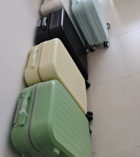 各种颜色尺寸的拉杆箱行李箱旅行箱登机箱,微...