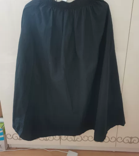 藏青色大摆裙，实体店购入，松紧腰，裙子带口...