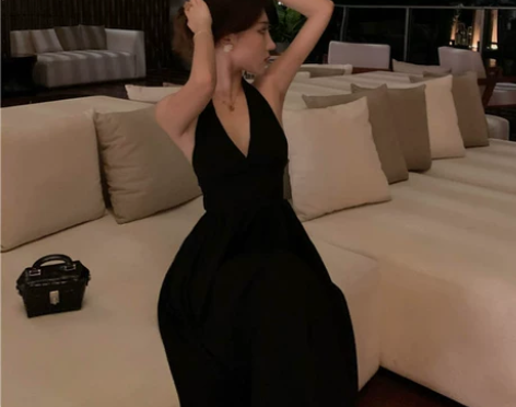 黑色气质修身裙子夏小黑裙赫本风露背复古挂脖...