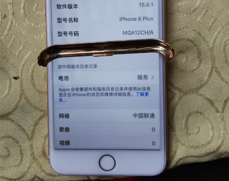 苹果8plus 国行64g无拆无修，电池才...