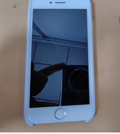 苹果8 日版 64G 银白色 屏幕轻微划痕...
