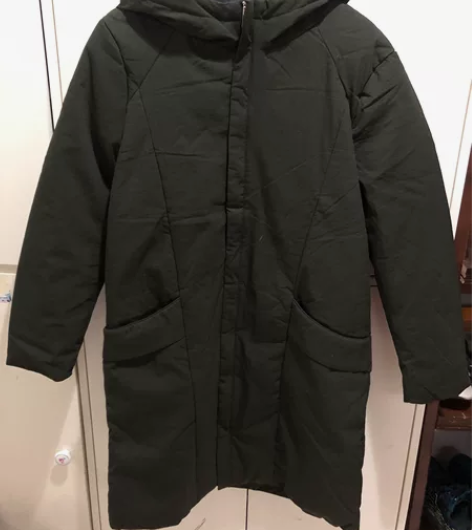 男士长款军绿色连帽羽绒服。90白鸭绒填充，...