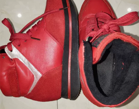 女士高帮运动鞋  两边外侧都有点掉皮  但...