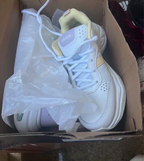 出一双前男友之前给买的阿迪运动鞋 没穿过全...