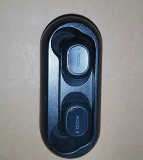 QCY蓝牙耳机，功能正常。使用次数，个位数...