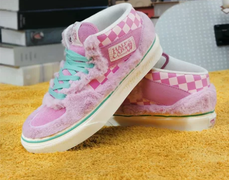 vans兔年联名38码 包含手办 感兴趣的...