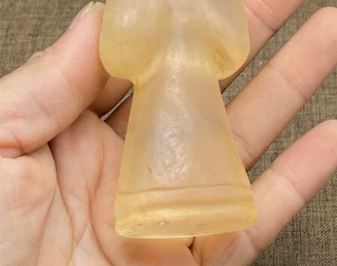 农村老房子捡到的小玉人，材质玉石，卖了换两...