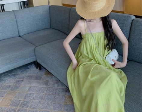 法式少女感果绿色宽松度假风吊带连衣裙三亚海...