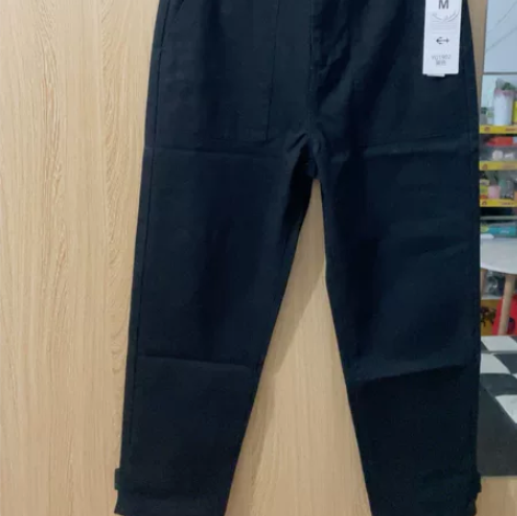 全新黑色休闲裤.买小了，便宜出售。包邮 感...