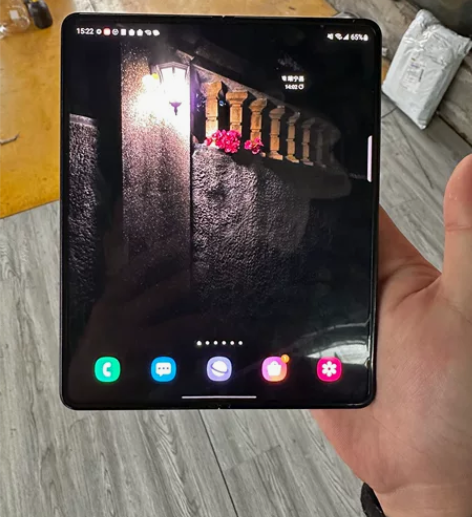 三星fold3美版  成色不好  有个漏液...