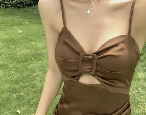 甜辣风吊带连衣裙高冷茶歇法式露背小众高级感...