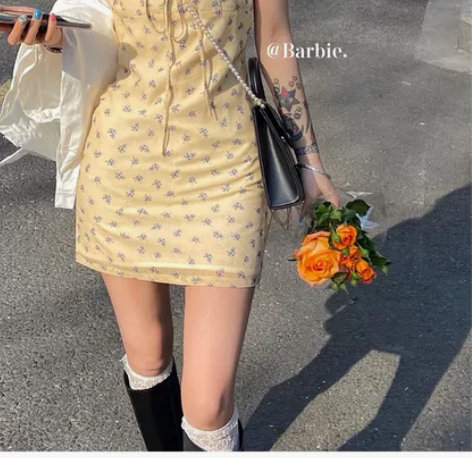 现货 芭比姨黄色碎花吊带连衣裙女夏法式小众...