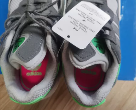 阿迪三叶草儿童运动鞋， 店铺购买，28码1...
