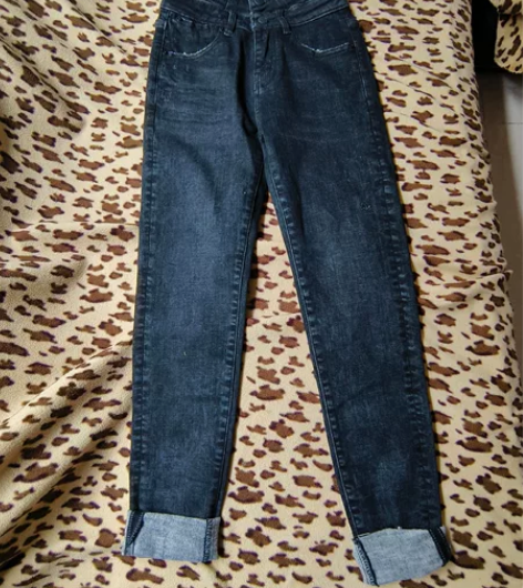 两粒扣要黑色磨毛加薄绒小脚牛仔裤全新 全新...