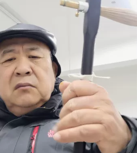 二胡杆自己改的板胡，使用的材料一般，外观自...