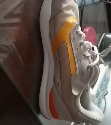 李宁休闲鞋，买来穿过个位数，新旧如图 没有...