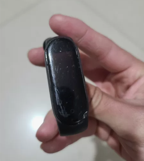 小米手环5普通版，有磕碰划痕，没有任何问题...