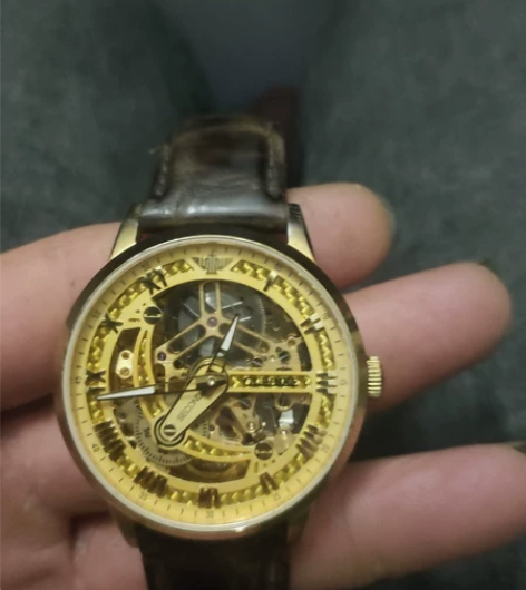 手表是去年买的，走时准确，自动上璇，不用上...