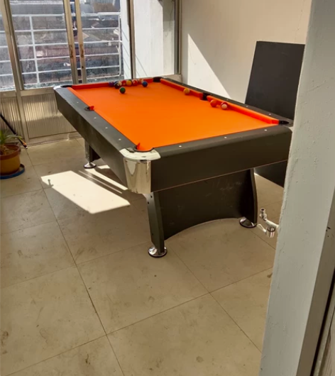 台球桌,带两根杆子,一套台球,尺寸长2.1...