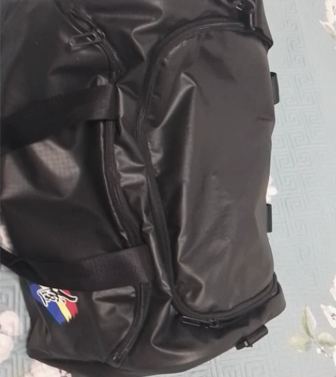 旅行包，篮球包，有两个， 感兴趣的话点“我...