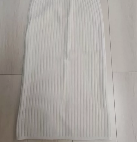 全新针织包臀裙，后开叉设计，仅摘吊牌，主页...