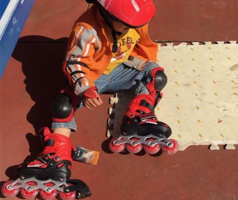 溜冰鞋儿童全套装可调闪光直排轮小孩轮滑鞋滑...