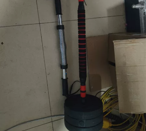 哑铃80斤，几乎没怎么使用过，臂力棒是50...