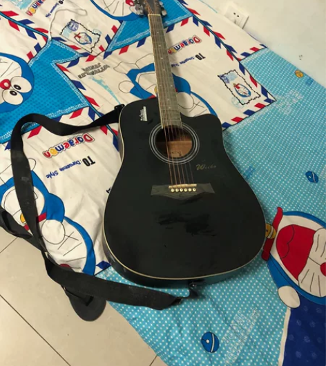 吉他一个，朋友送的不会谈卖了，不懂音乐，价...