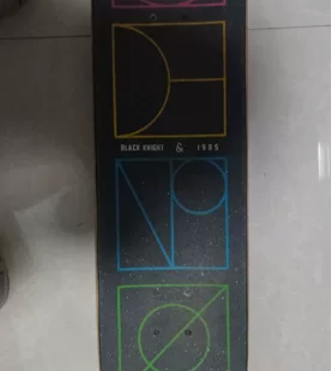 DBH滑板,心血来潮买的,后面无划纹。没碰...