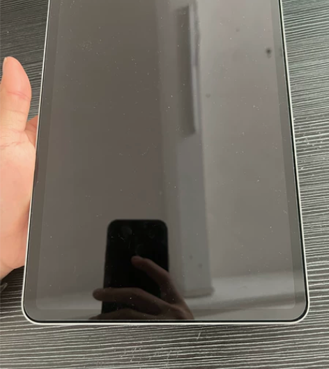 出自用的一台银色iPad pro2021款...