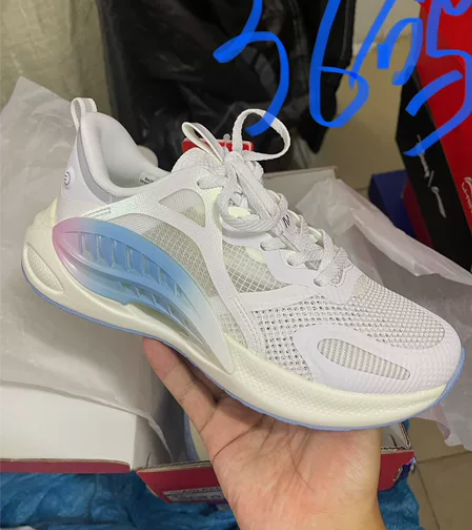 李宁女运动鞋. 保证正品jia全新无瑕疵....