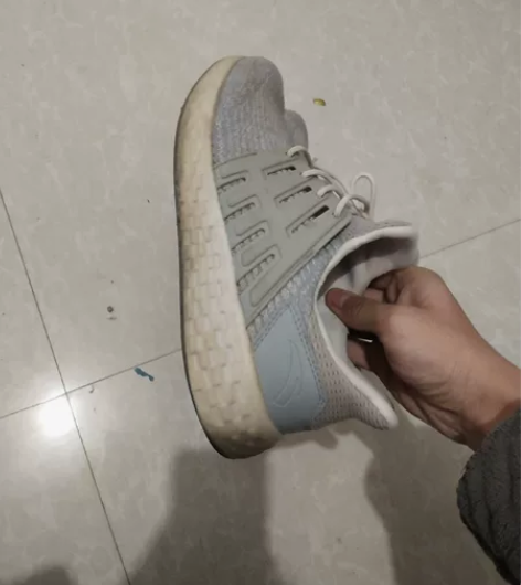 安踏跑步鞋，鞋面破损但不影响穿着，鞋底较新...