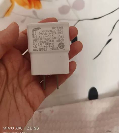 三星USB充电头。 感兴趣的话点“我想要”...