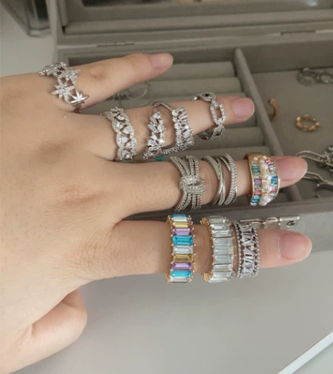 银色金色彩色钻石戒指 感兴趣的话点“我想要...